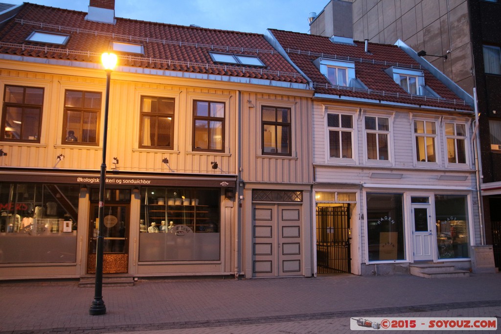 Trondheim by dusk - Thomas Angells gate
Mots-clés: geo:lat=63.43273581 geo:lon=10.39815232 geotagged Midtbyen NOR Norvège Sor-Trondelag Trondheim Norway sunset