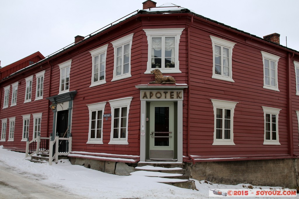 Roros - Bergmannsgata - Pharmacie
Mots-clés: geo:lat=62.57629154 geo:lon=11.38834569 geotagged NOR Norvège Røros Sor-Trondelag Norway patrimoine unesco Bergmannsgata Pharmacie