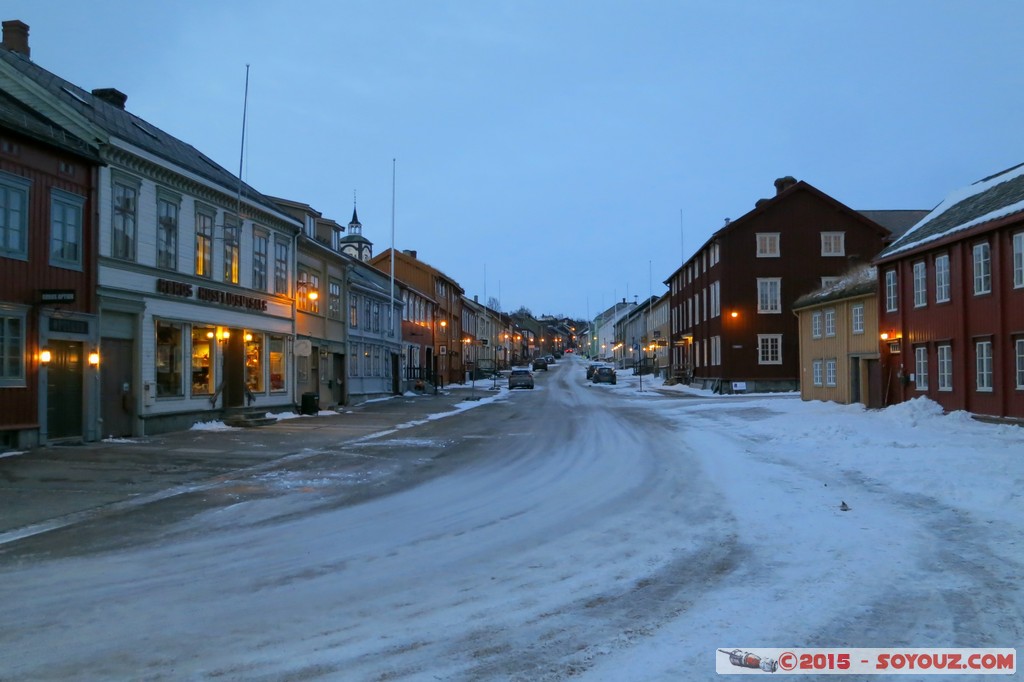 Roros by night - Kjerkgata
Mots-clés: geo:lat=62.57465760 geo:lon=11.38450960 geotagged NOR Norvège Røros Sor-Trondelag Norway patrimoine unesco Kjerkgata