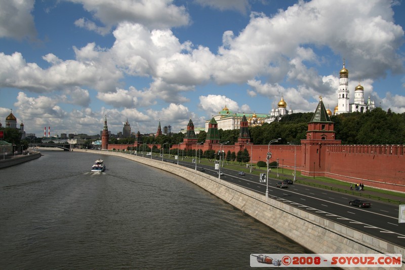 Moscou - La Moskva et le Kremlin
