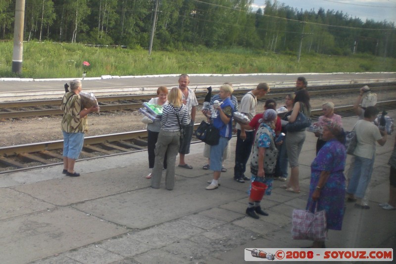 Train Moscou - Ekaterinburg - Vendeurs sur les quais
