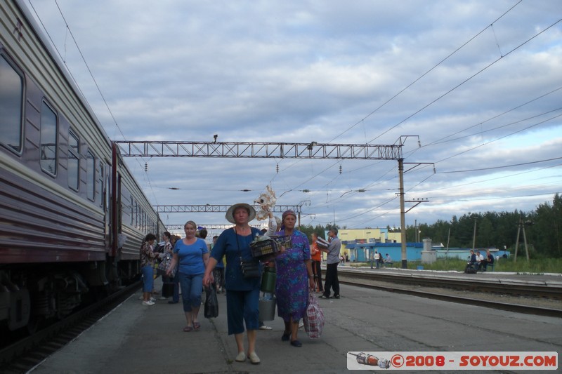 Train Moscou - Ekaterinburg - Vendeurs sur les quais
Mots-clés: Trains