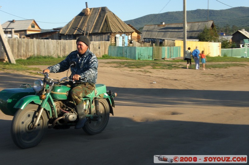 Olkhon - Khuzir - Moto Oural
Mots-clés: voiture