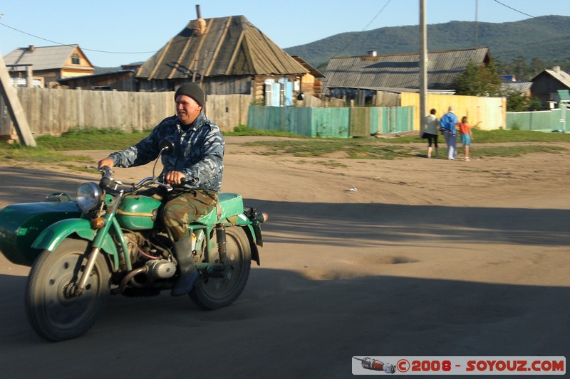 Olkhon - Khuzir - Moto Oural
Mots-clés: voiture