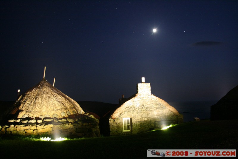 Hebridean Islands - Lewis - Hebridean Islands - Lewis - Gearrannan Blackhouse by night
Mots-clés: Blackhouse Nuit