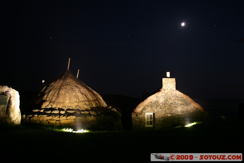 Hebridean Islands - Lewis - Hebridean Islands - Lewis - Gearrannan Blackhouse by night
Mots-clés: Blackhouse Nuit