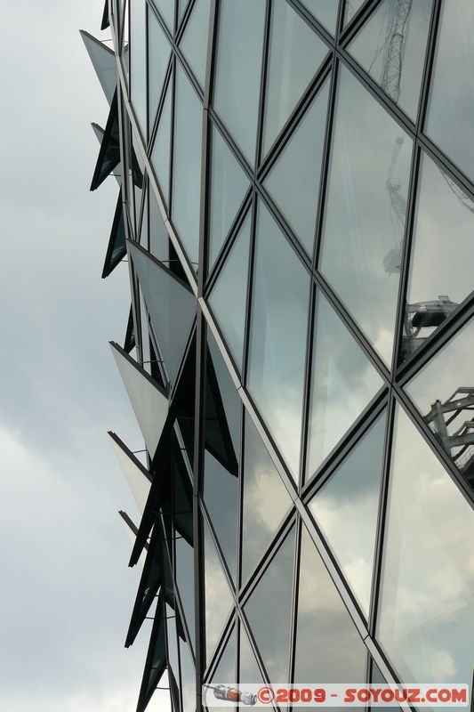 London - The City - 30 St Mary Axe (the Gherkin)
Undershaft, City of London, EC3A 6, UK
Mots-clés: the Gherkin