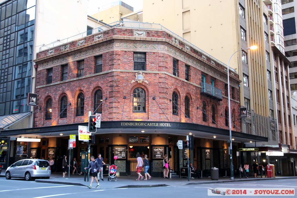 Sydney CBD - Edinburgh Castle Hotel
Mots-clés: AUS Australie geo:lat=-33.87443749 geo:lon=151.20796010 geotagged Grosvenor Place Haymarket New South Wales Sydney CBD